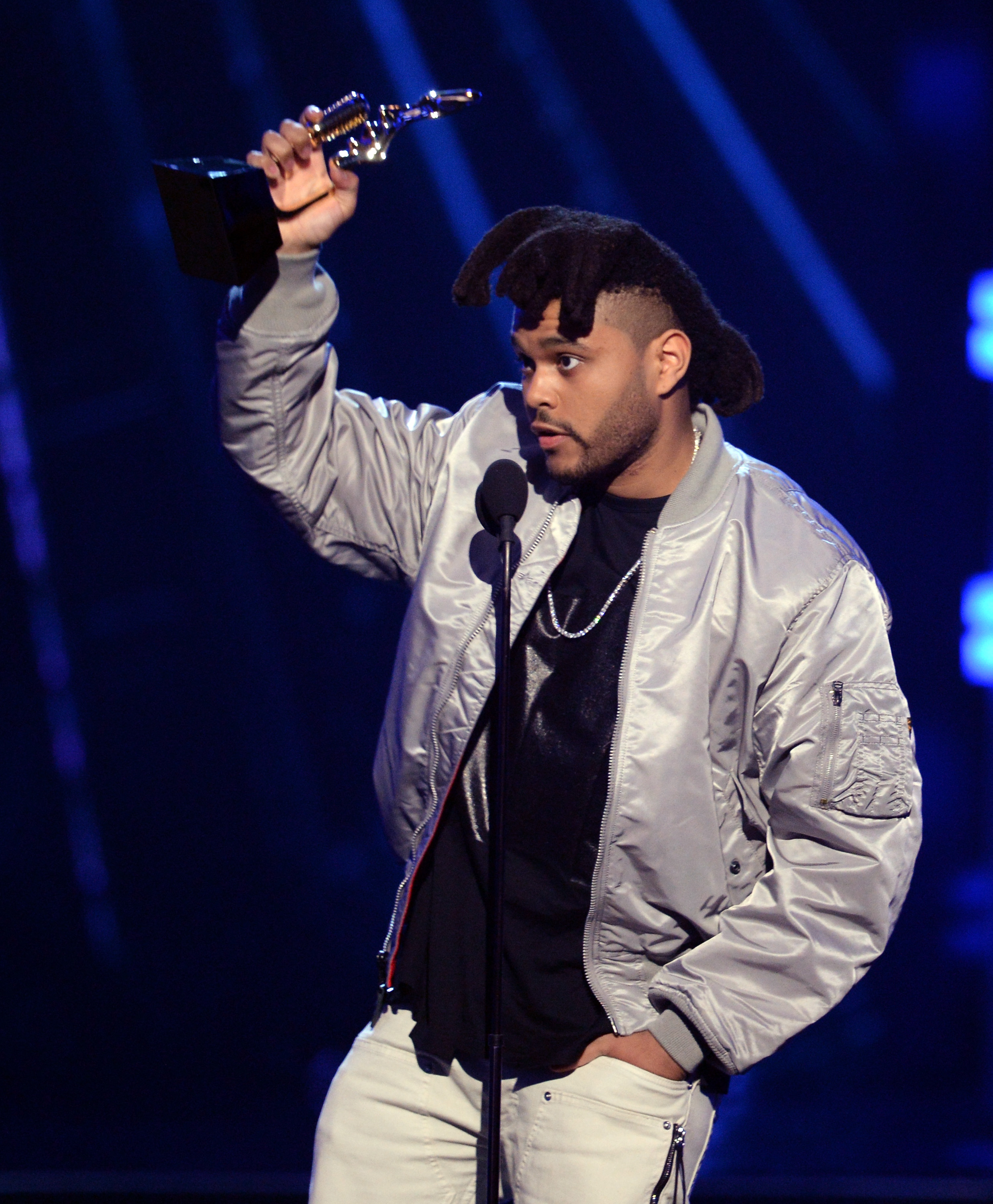 The Weeknd tearfully dedicates Billboard Music Award win to Prince